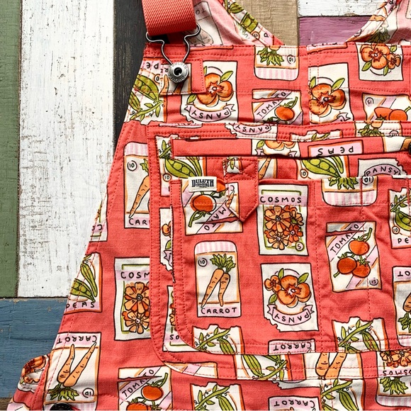 NWT Duluth Medium x31L Heirloom Gardening Bib Overalls Coral Seed Packets Farm - Picture 5 of 9